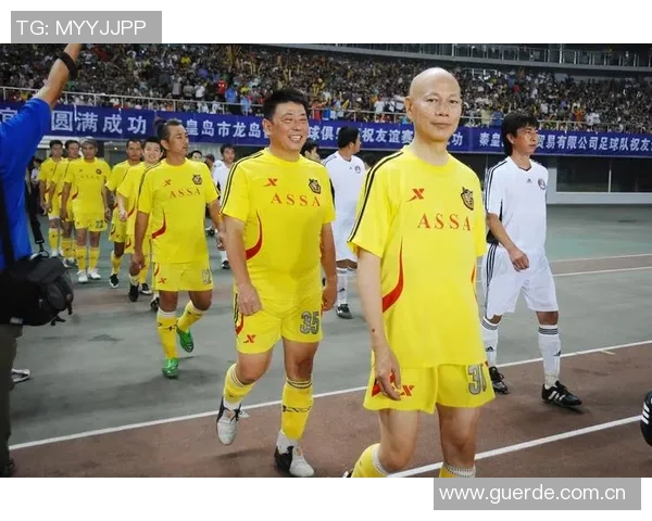 足球明星悠闲散步高清视频展现明星风采与日常生活的完美结合